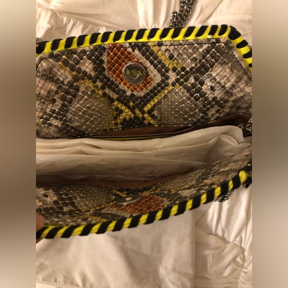 Stella McCartney Mini Falabella Snake-Print in Banana - Picture 5 of 9